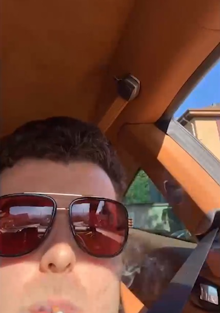 Micula Jr. fumează ca un turc într-un Ferrari de 300.000 de euro, cu interior din piele fină