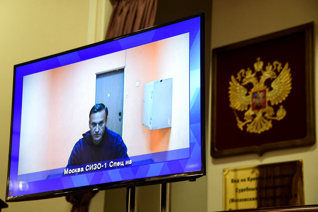 Liderul opoziției din Rusia, Alexei Navalny, apare pe un ecran instalat într-o sală a Tribunalului Regional din Moscova, printr-un link video de la centrul de detenție penală numărul 1 al Moscovei. (Sursa foto: profimedia.ro)