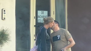 Pe Facebook, e ”într-o relaţie” cu mama băieţelului său, dar realitatea e mai ”complicată”! Multimilionarul de la LOTO e mare hoţoman: i-a ”furat” un sărut ştrengăresc unei MILFete din Călăraşi!