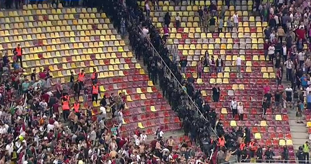 Incidente grave la meciul Steaua-Rapid. Galeriile și-au împărțit pumni și picioare în tribune