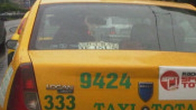 Soferii si-au facut cruce cand l-au vazut! Un taximetrist si-a lipit asta pe masina si a facut turul Bucurestiului!