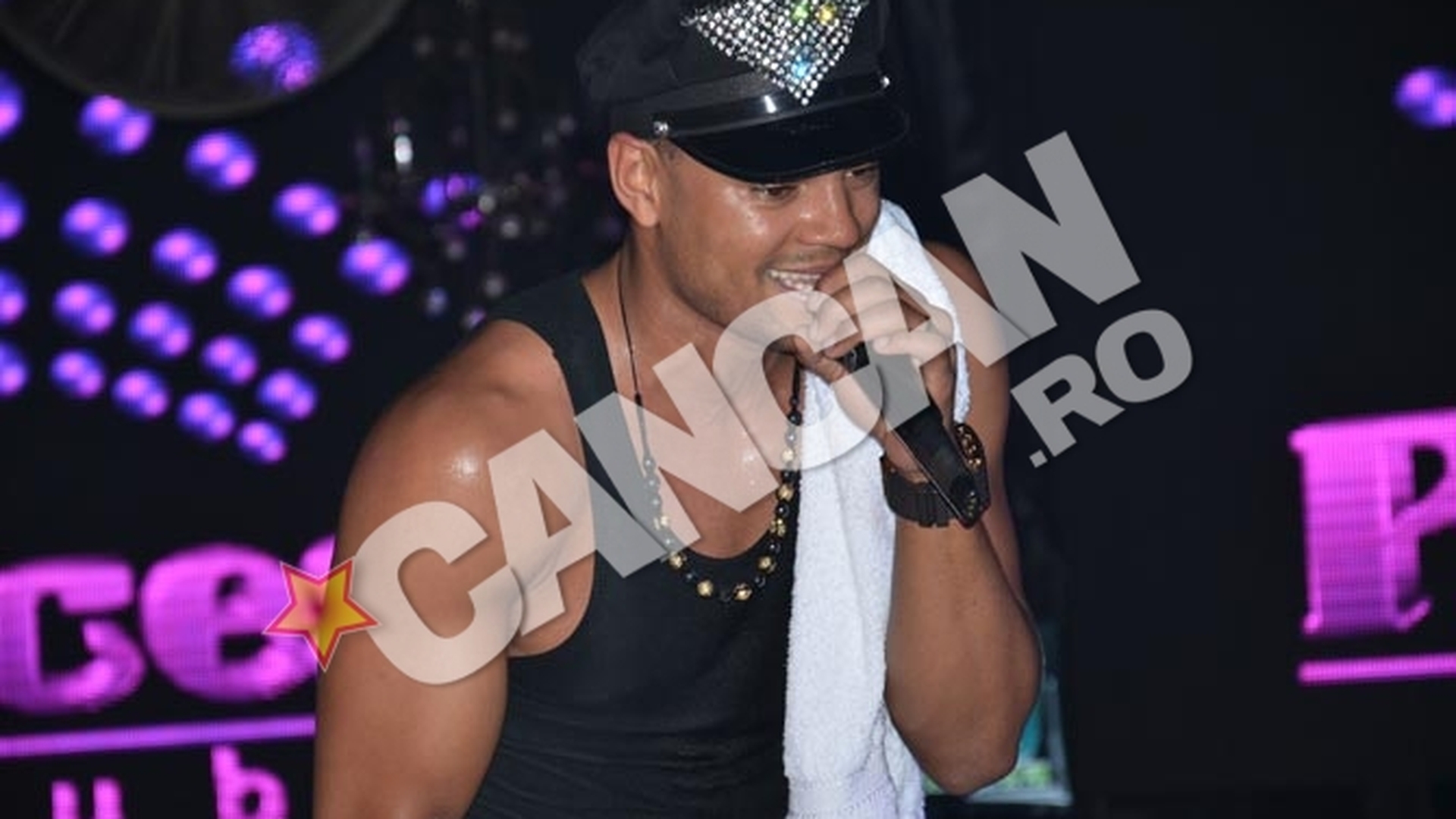 Mohombi a "aruncat" clubul in aer! Zeci de tinere s-au batut pentru a lua acasa prosopul transpirat al artistului!