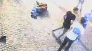Unul s-a predat, altul e pe goana! Detalii incredibile in cazul tinerilor care au injunghiat un barbat in Centrul Vechi