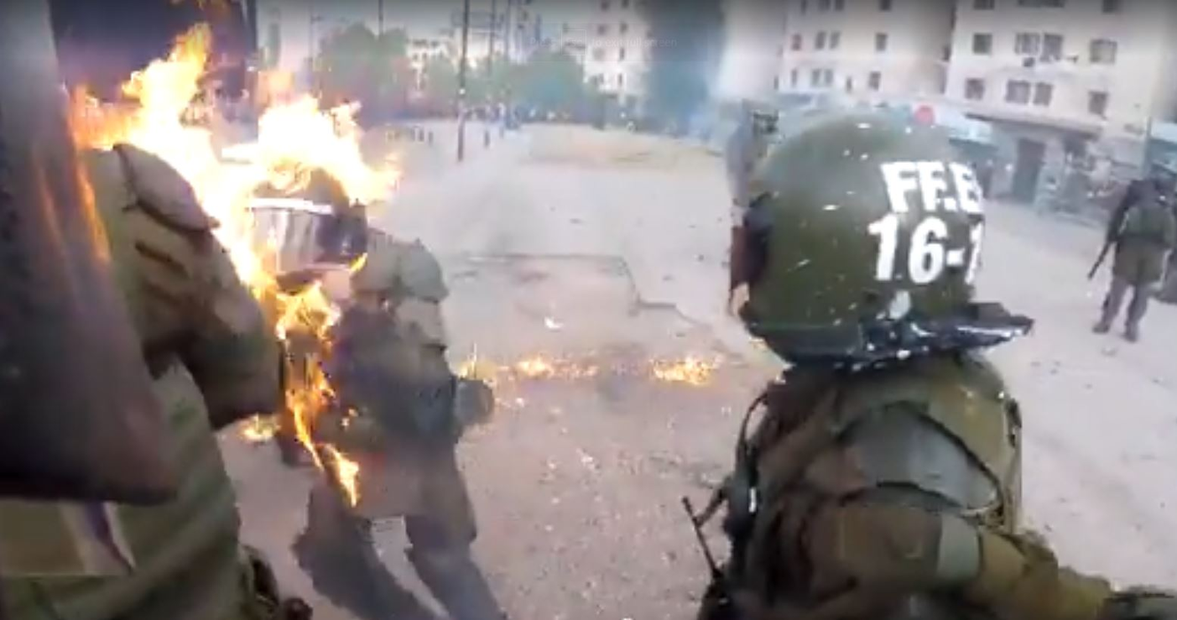 Imagini șocante! Protestatarii i-au dat foc unei polițiste cu un cocktail Molotov! VIDEO