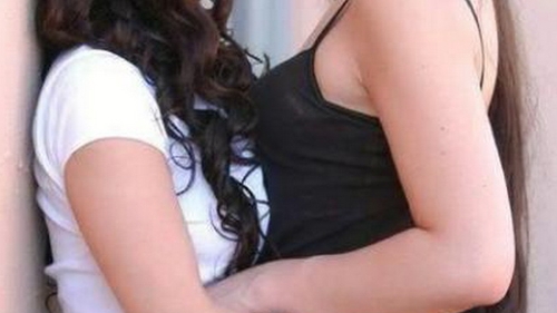 Cum arata tanara LESBIANA, pentru care tatal ei ofera o suma URIASA barbatului care o va seduce! 20.000 de tineri au fost refuzati