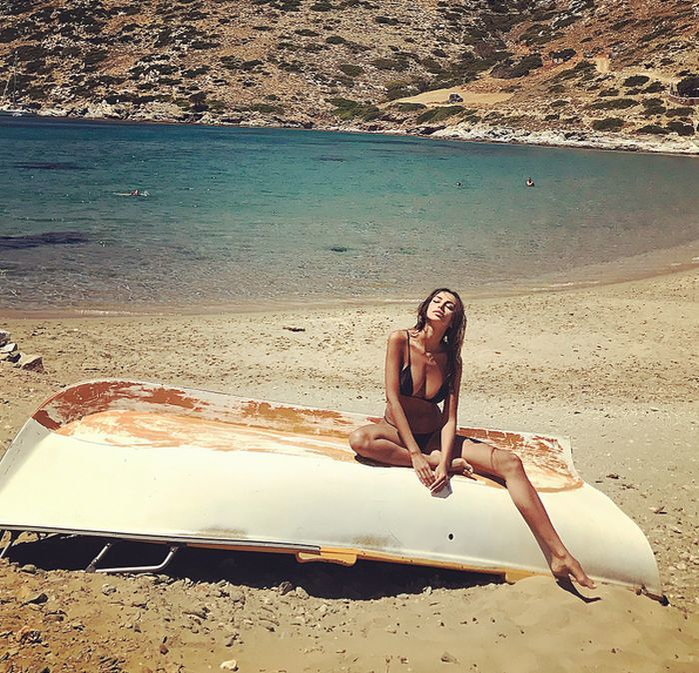 MĂDĂLINA GHENEA arată impecabil la trei luni după ce a născut! Cum arată vedeta în costum de baie