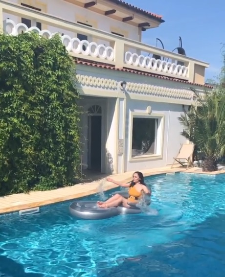 Cristina Șișcanu, criticată după ce a apărut în costume de baie sexy pe litoral. “Mai multă tonifiere nu ar strica”