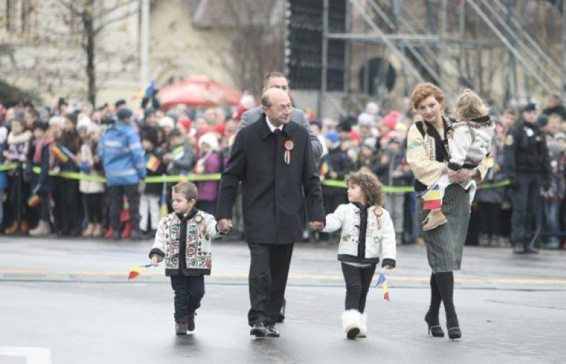 Traian Băsescu a venit la paradă însoţit de cei trei nepoţi şi de fiica lui Ioana