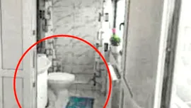 Banc?! Nu, este un caz real din Vaslui: Un locatar și-a montat WC în balcon!