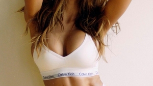 Mădălina Ghenea, ședință foto super HOT pe internet. Actrița a scăpat un detaliu rușinos, la vedere, la una dintre fotografii…