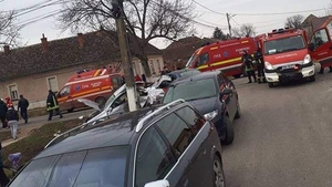 Accident grav în Arad, în urmă cu puțin timp! Mașina s-a mulat pe stâlp!