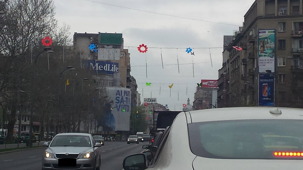 Primele imagini! Bucurestiul, impodobit de Paste! Floricele, iepurasi, fluturasi si luminite!
