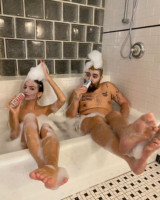 Imagini incendiare cu Emily Ratajkowski din carantină. Cum stă închis în casă cel mai cunoscut model din SUA | FOTO