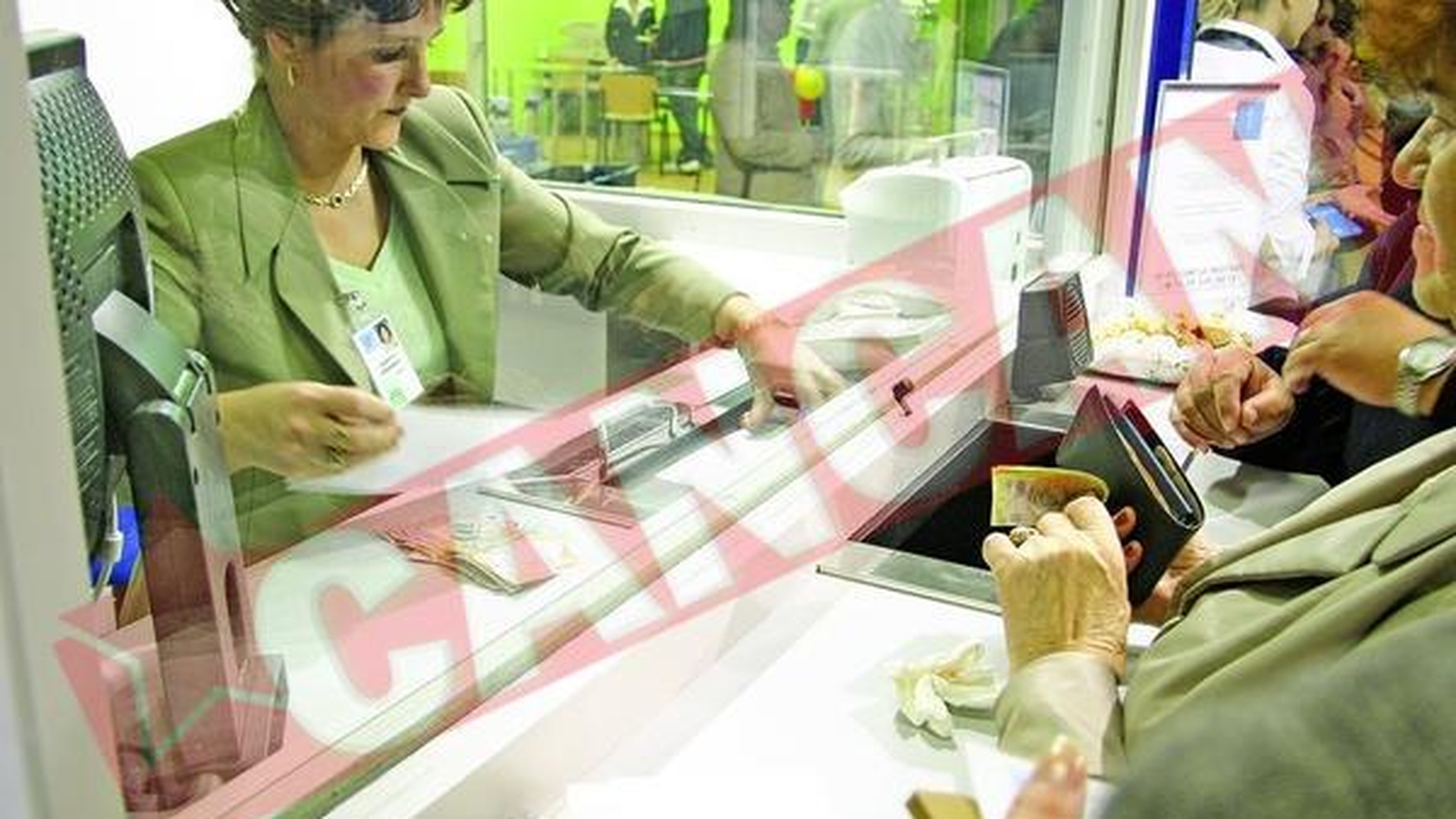 Romanii dau navala sa isi retraga banii din banci
