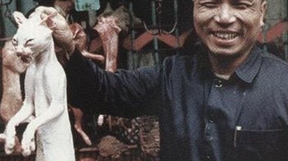 Fotografii INGROZITOARE! Credeai ca e gluma atunci cand auzeai ca in China se mananca pisici si caini?! Un satanist asiatic mananca un avorton prajit!