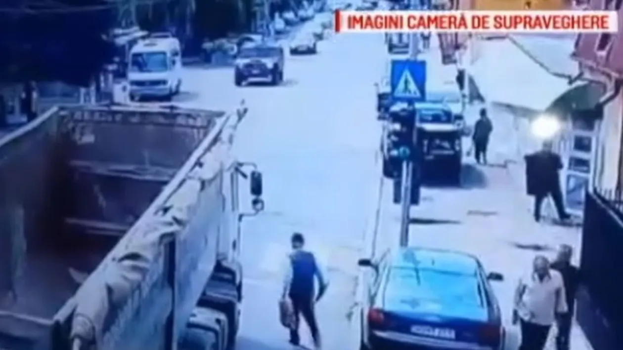 Momentul șocant în care un bătrân este izbit de un camion, la Câmpulung Muscel! Bărbatul a traversat nergulamentar