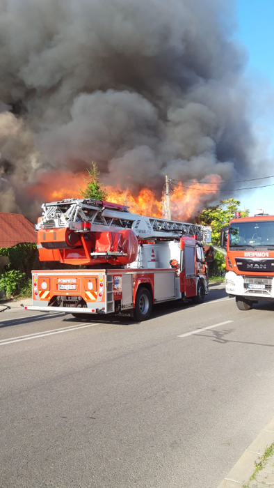Incendiu de proporții în Argeș! Au intervenit trei autospeciale, o autoscară și ambulanță SMURD