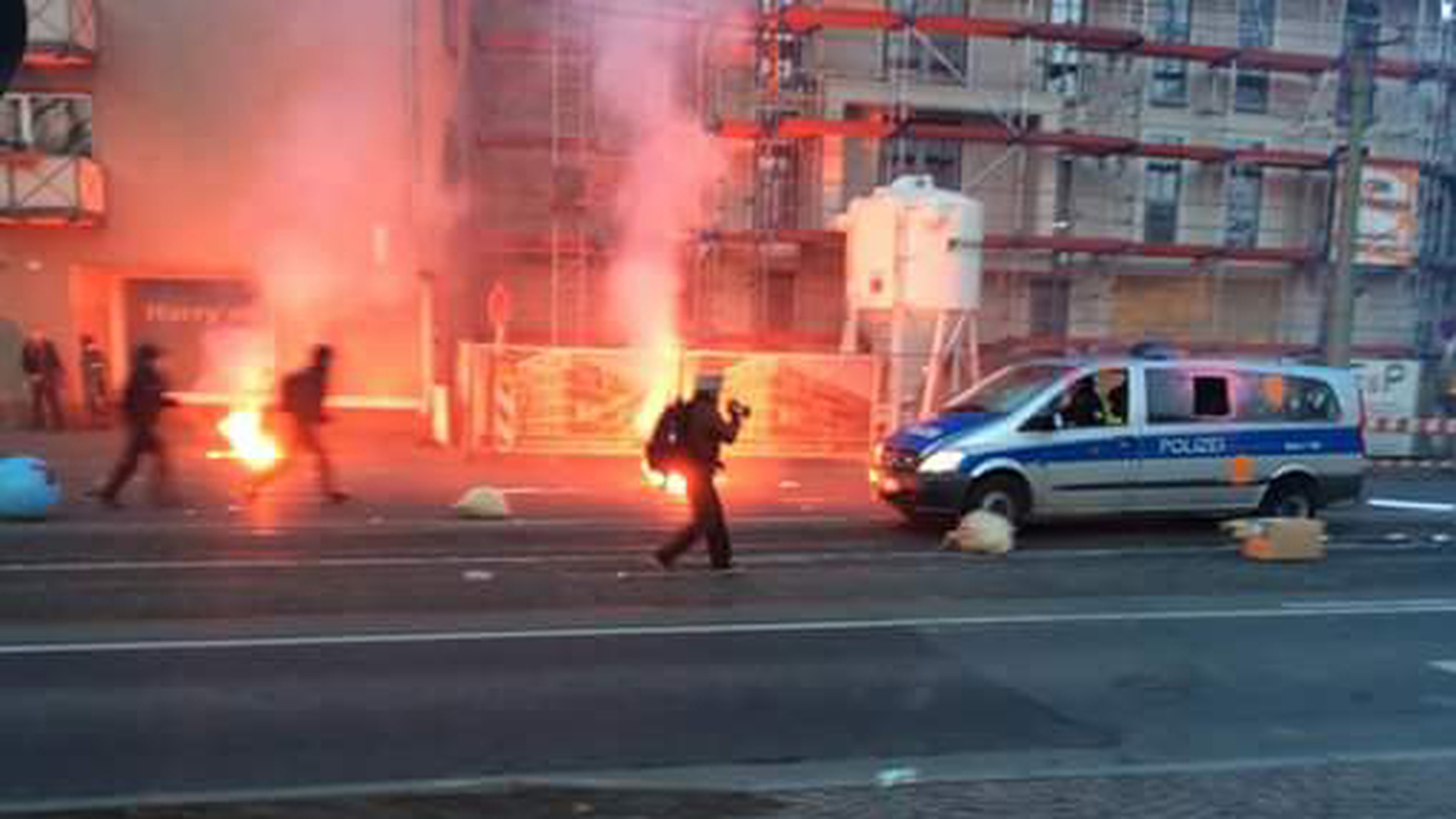 Imagini primite de la cititorii CANCAN.ro! Proteste violente in Frankfurt, anarhistii s-au luat la bataie cu politia