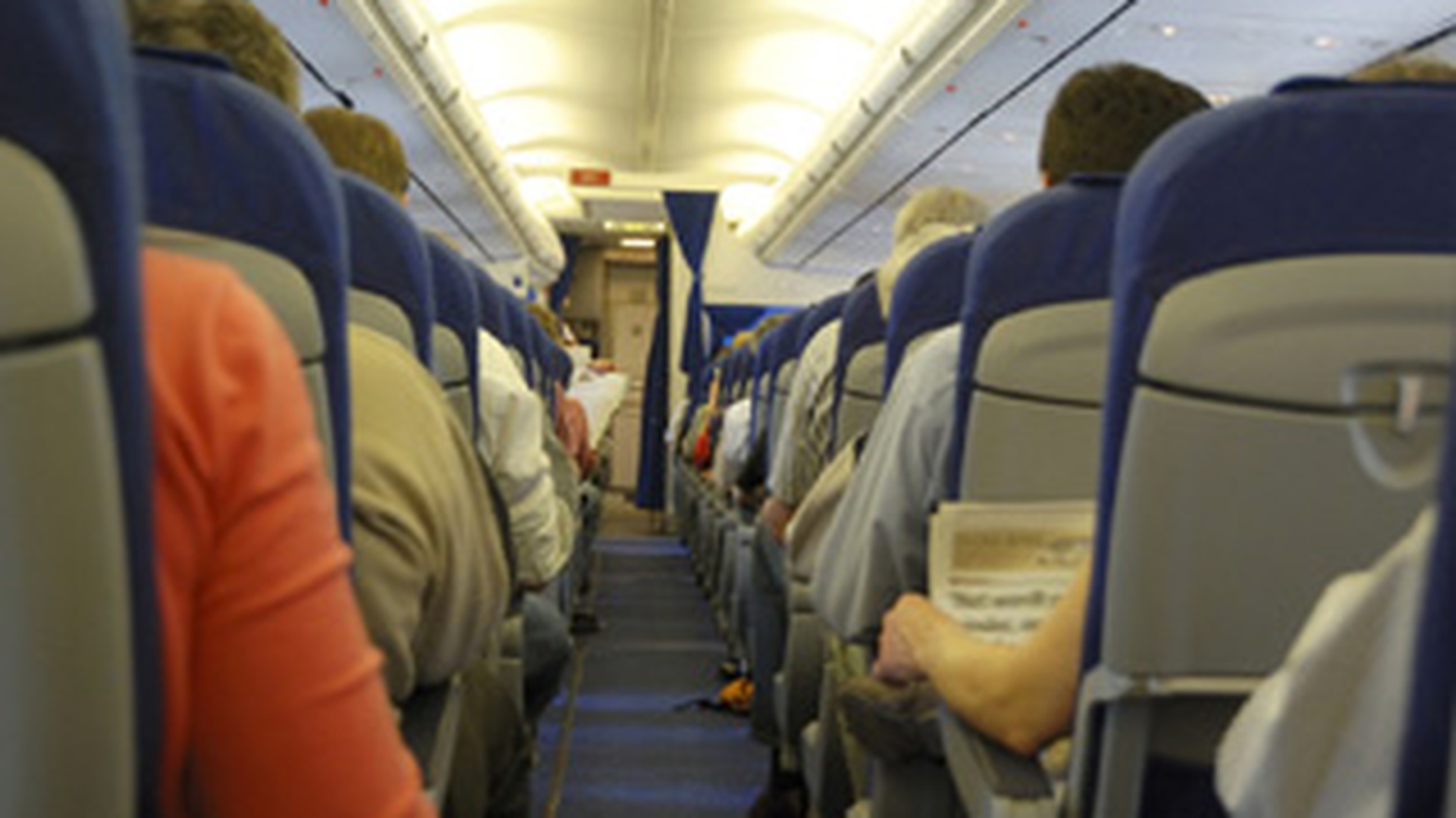 Un steward a declansat toboganul de evacuare al avionului pentru ca l-a enervat un pasager