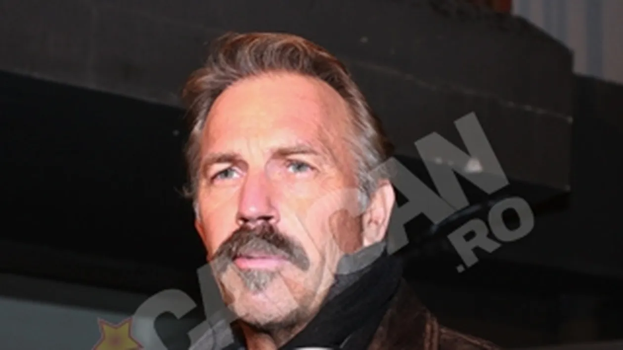 VIDEO Kevin Costner a stat in ploaie ca sa raspunda ziaristilor romani! M-am deghizat in Mos Craciun pentru copiii mei, dar m-au recunoscut