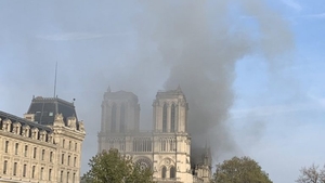Incendiu la Catedrala Notre Dame din Paris. Pompierii încearcă să stingă focul