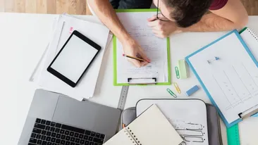 Elevii, nemulțumiți de modul în care se desfășoară cursurile online: Volumul temelor este exorbitant