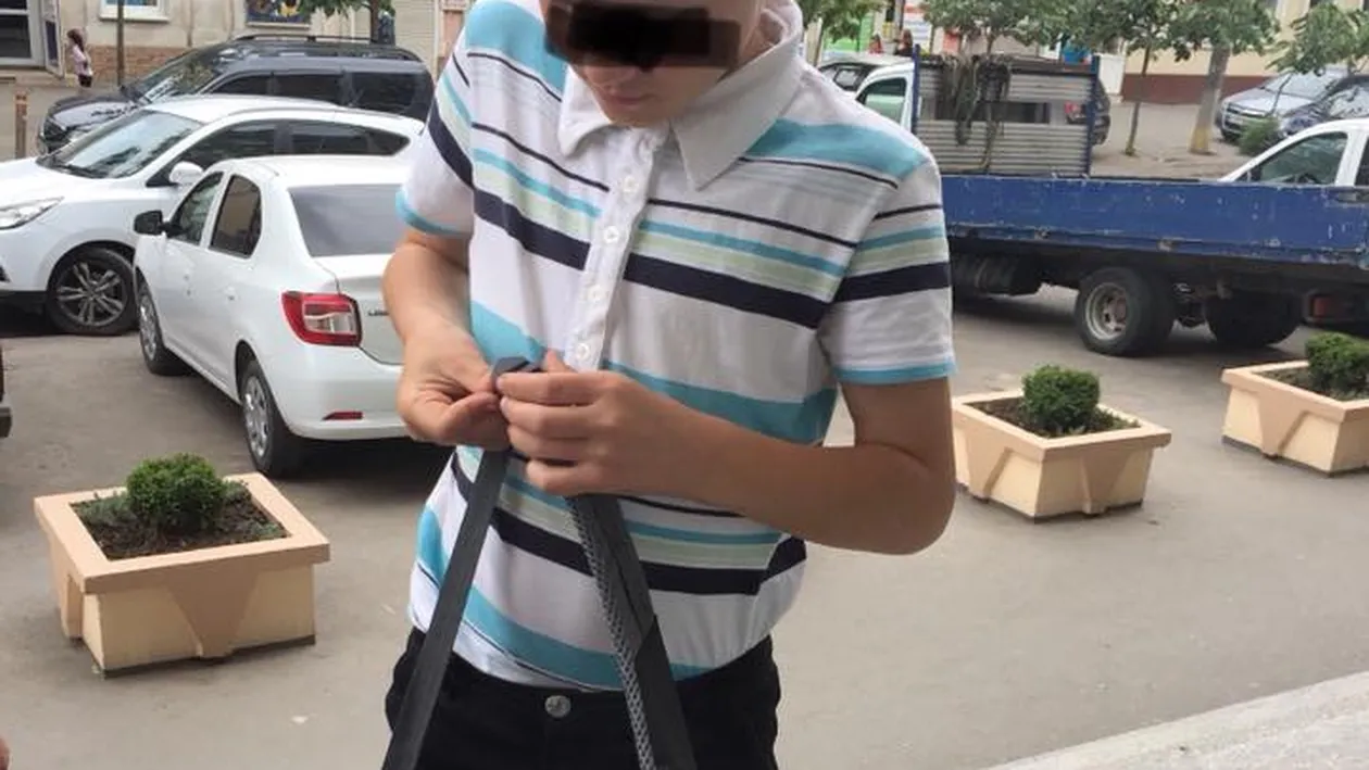 Povestea tulburătoare din spatele imaginilor! Ce vindea acest băiețel chiar în centrul Chișinăului! FOTO