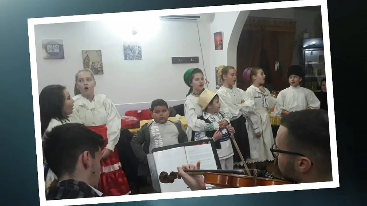 FOTO / La doar 4 ani, Emiluţ, băiatul-fenomen de pe YouTube, înconjurat de femei frumoase! Cum s-a pozat alături de ele