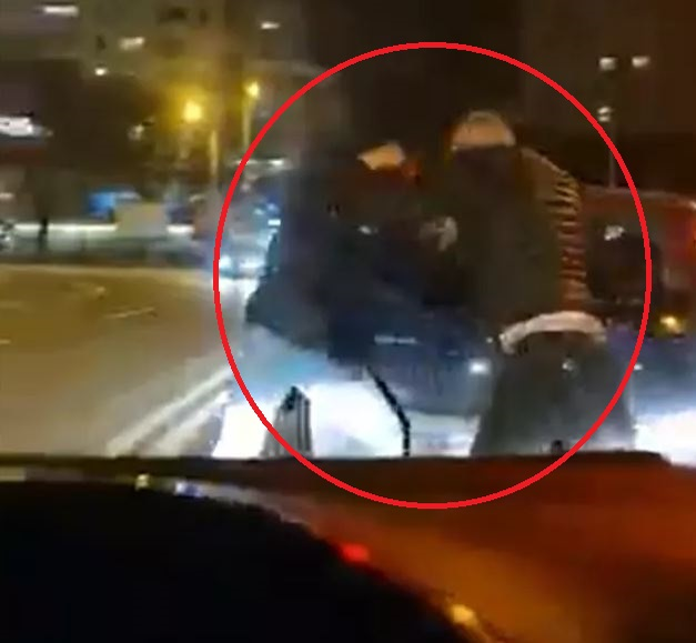 Doi șoferi din Iași s-au bătut în trafic ca-n ringul de box. Imaginile violente au fost filmate de un martor | FOTO