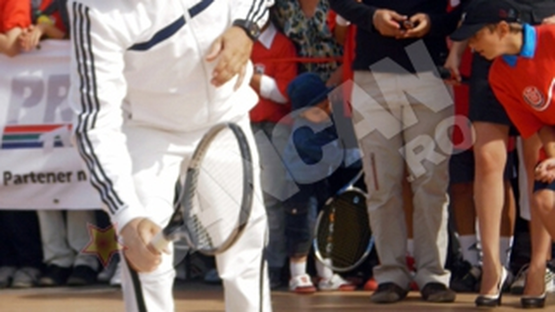Ilie Nastase a facut demonstratie de tenis in centrul Pitestiului, in fata a peste o mie de oameni