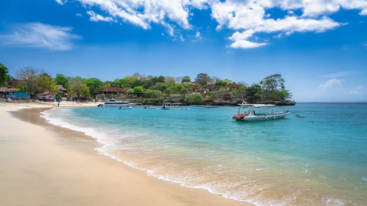 Insula preferată de români care le va cere turiștilor extras de cont bancar, bilete de întoarcere și itinerarii detaliate. Care e motivul?