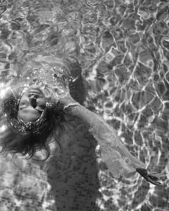 Anna Lesko, fotografiată complet goală în piscină! Doar o rochie transparentă îi acoperea corpul înainte să intre în apă