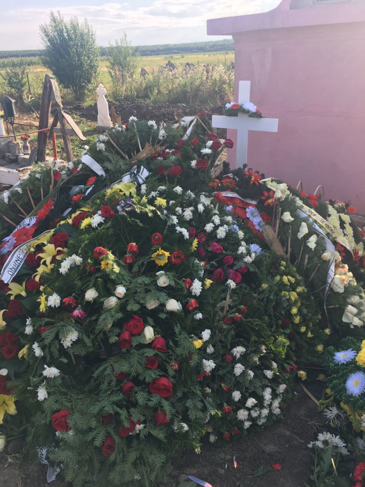 Imagini emoţionante. I-au acoperit mormântul cu flori!
