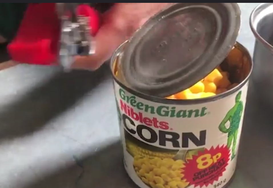 A deschis o conservă cu porumb care expirase de 35 de ani! Femeia a început să filmeze pentru că nu i-a venit să creadă ce conţinea recipientul