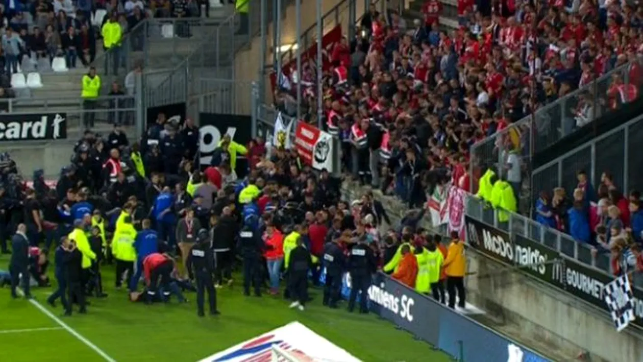 Momente şocante la un meci din Franţa! Balustrada tribunei s-a prăbuşit peste oameni