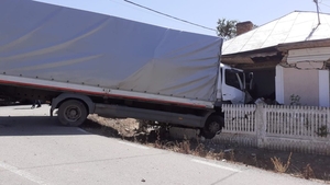 VIDEO. Un șofer a intrat cu TIR-ul într-o casă, pe DN 6, la Brădești și a murit pe loc. Încerca să evite o mașină