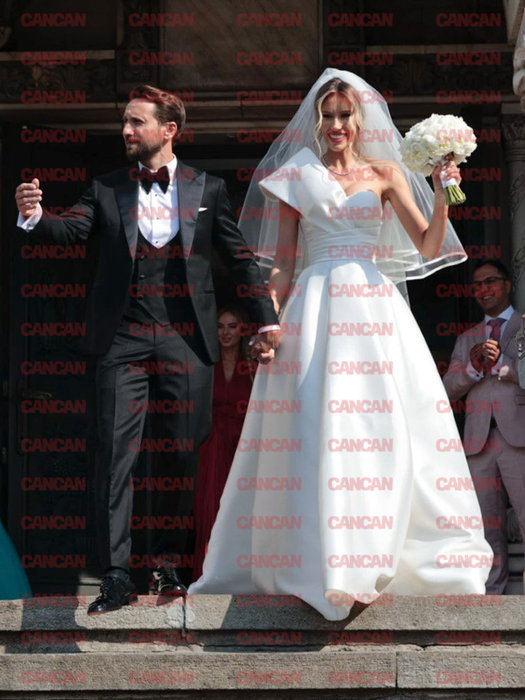 Gabriela Prisăcariu ȘI Dani Oțil ies din biserică, după slujbă / Sursă foto: CANCAN.RO