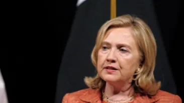 VIDEO Incredibil! Hillary Clinton a fost atacata cu oua si vopsea in Filipine!