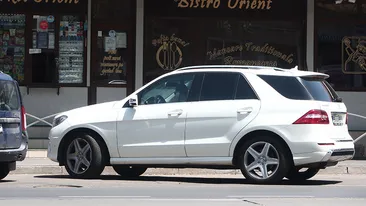 Toţi s-au întrebat cine o ajută pe mezina fostului preşedinte după divorţ, iar noi avem imaginile! EBA l-a ”înlocuit” pe Syda cu...