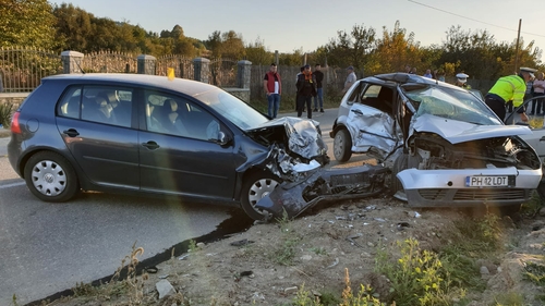 Accident în Prahova! Un mort și patru răniți după ce două mașini s-au lovit frontal