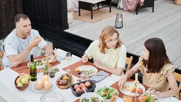 Regula bizară impusă de o familie pentru oricine calcă pragul casei. Ce trebuiau să facă musafirii de fiecare dată