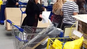 Iulia Albu isi amenajeaza noul apartament! Si-a luat fiica si au mers impreuna sa aleaga obiecte de mobilier!