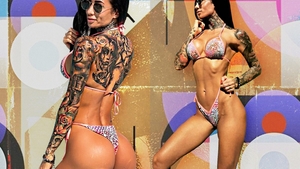 Elena e fit, dar dacă nu ești cuminte îți dă flit. E brunetă și tatuată și foarte “dotată”