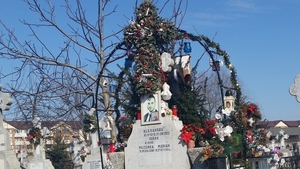 Imagini ravasitoare de la cimitir! Ce au facut parintii tanarului mort in club la Constanta in memoria fiului lor!