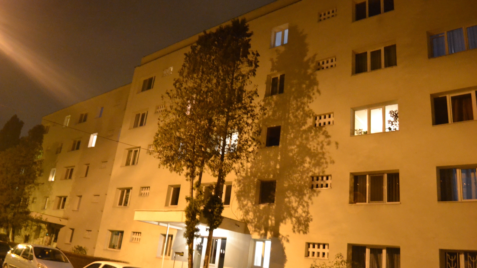 Un vasluian de 38 de ani s-a aruncat de la etajul patru pentru că nu mai suporta dorul de soţia plecată în Italia!