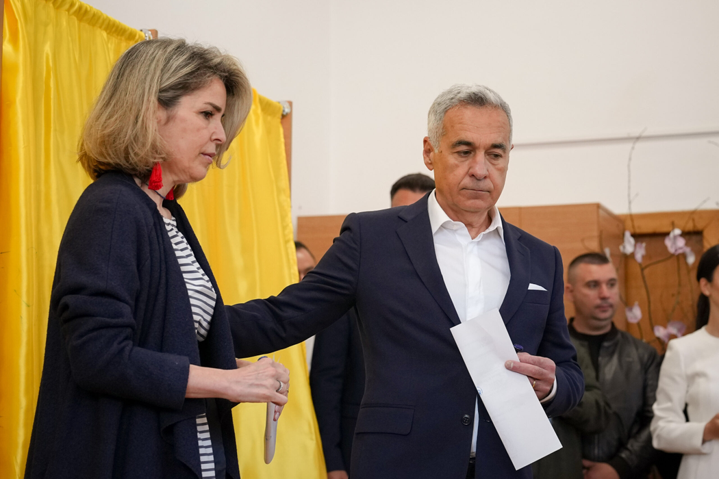 George Simion şi Călin Georgescu au votat alături de soţii! Motivul incredibil pentru care au fost SCOŞI AFARĂ din secţie