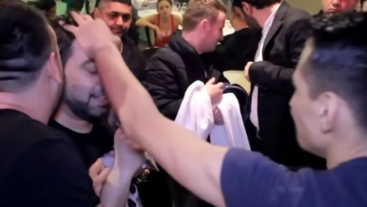 Un fan al lui Florin Salam a făcut un gest incredibil. În timp ce manelistul cânta, s-a apropiat de el, i-a pus mâna pe cap și... | FOTO + VIDEO