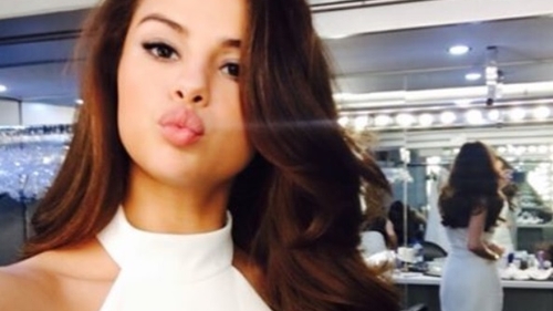 Selena Gomez, surprinsă pe aeroport cu părul ciufulit şi fără strop de machiaj