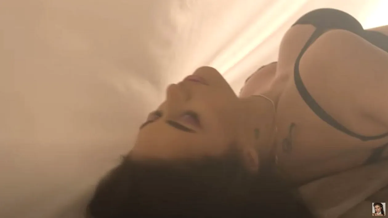 Antonia, în lenjerie intimă sexy în clipul celei mai noi piese, “Muți”: “#1 trending scrie pe ea”. Toate imaginile s-au filmat în vila sa de lux
