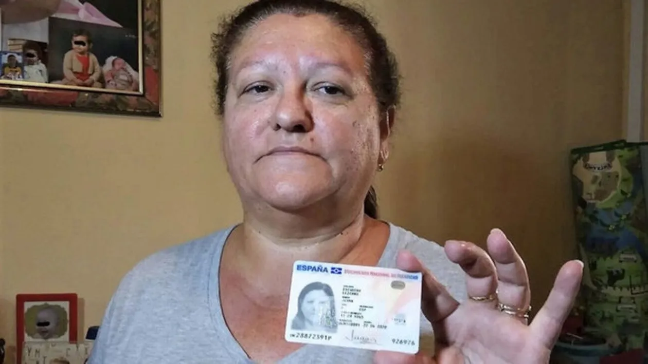 Această femeie a mers alături de Poliţie la mormântul în care toată lumea spunea că e îngropată. Oamenii au avut un şoc atunci când a fost deschis sicriul